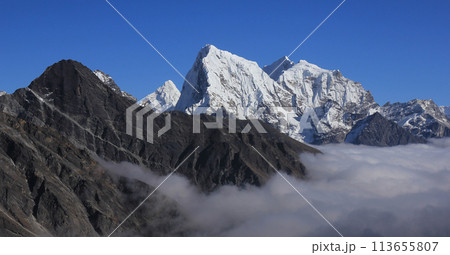 Sea of fog in the Gokyo Valley and peaks of Ama Dablam, Cholatse and Tobuche. 113655807