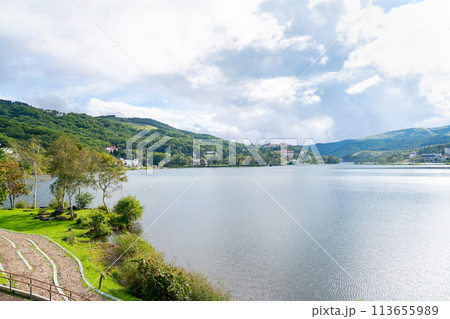 日本の観光地の写真。長野県の白樺湖の写真。 113655989