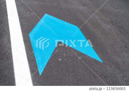 日本で撮影した自転車走行指導帯の写真。自転車走行レーン。 日本で撮影した自転車走行指導帯の写真。自転車走行レーン。 113656001