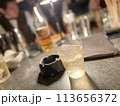 バーで飲むウイスキー 113656372