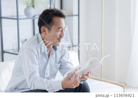 読書する男性 113656921