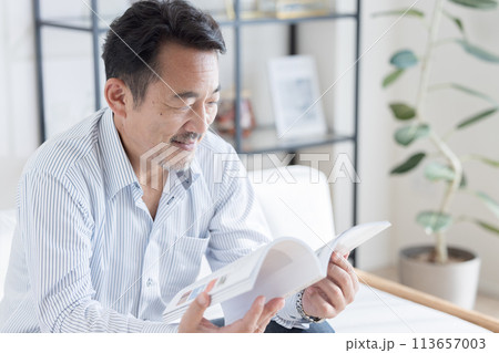 読書する男性 113657003