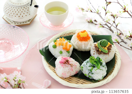 竹ざるの上の春の三角おにぎり 春のお花見おにぎり 竹ざるの上の春の三角おにぎり 春のお花見おにぎり 113657635