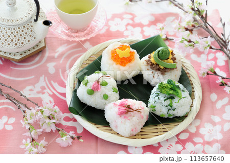 竹ざるの上の春の三角おにぎり 春のお花見おにぎり 竹ざるの上の春の三角おにぎり 春のお花見おにぎり 113657640