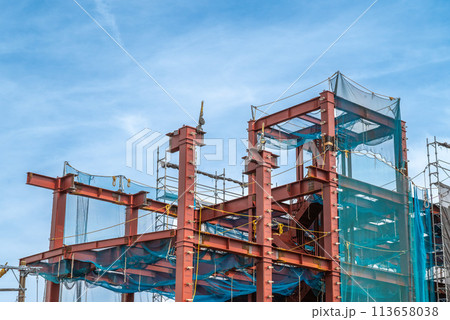 青空と鉄骨建方工事 青空と鉄骨建方工事 113658038