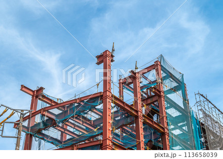 青空と鉄骨建方工事 青空と鉄骨建方工事 113658039