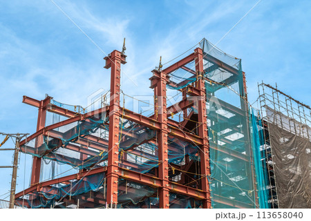青空と鉄骨建方工事 113658040