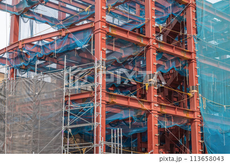 仮設足場と鉄骨建方工事 113658043