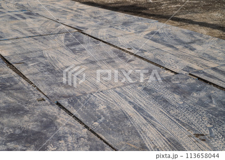 工事現場の敷鉄板 工事現場の敷鉄板 113658044