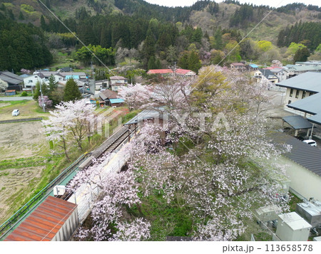 桜満開の東鳴子駅　空撮 113658578
