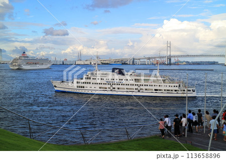 横浜港を巡る豪華客船 横浜港を巡る豪華客船 113658896