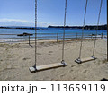 海辺のブランコリフレッシュ解放感癒し 113659119