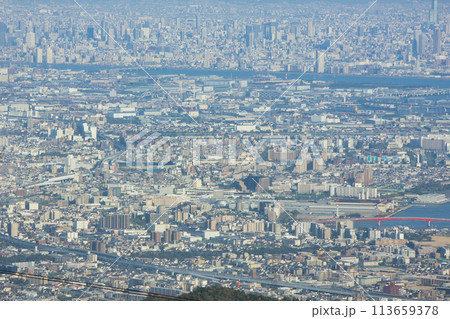 六甲山の展望台から見たビル群の都市景観 113659378