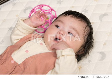 【指しゃぶりする赤ちゃんとおもちゃ】 【指しゃぶりする赤ちゃんとおもちゃ】 113660792