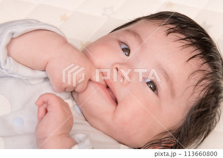 【赤ちゃん　指しゃぶり】 113660800