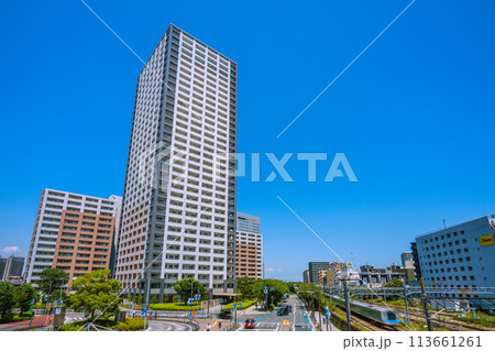 日本の川崎都市景観　川崎駅前やタワーマンション、電車などを望む＝26日 113661261