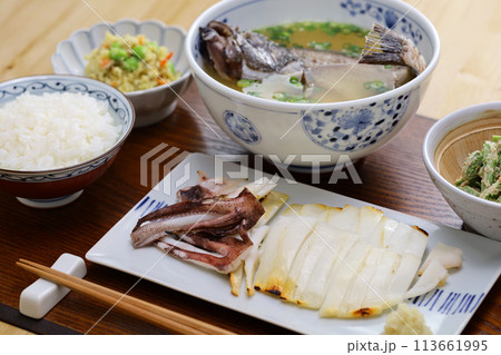 一汁三菜海鮮定食(アラカブの味噌汁・アオリイカの塩焼き・こごみのクルミ和え・おから) 113661995