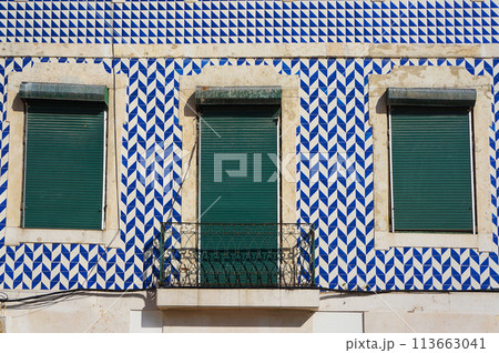 Geometric Pattern of Azulejo Tiles on Wall of a Old Building in Lisbon, Portugal. 113663041