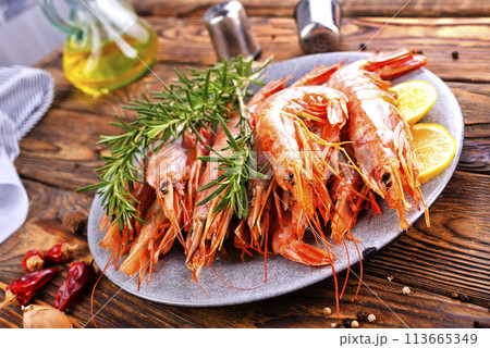 boiled shrimps with fresh lemon and dill 113665349