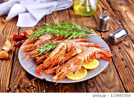 boiled shrimps with fresh lemon and dill 113665350