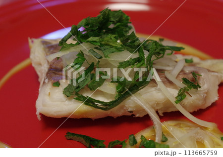 蒸し焼きした美味しい天然黒鯛 113665759