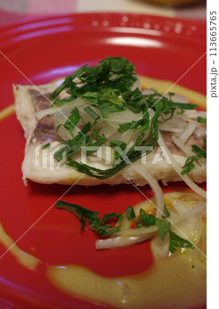 蒸し焼きした美味しい天然黒鯛 113665765