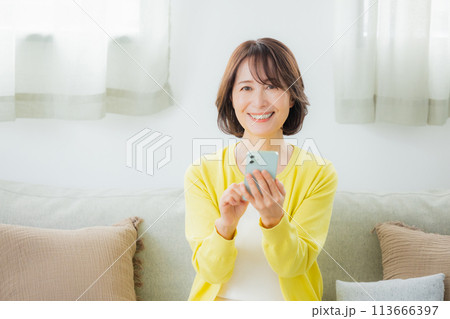 スマホを操作するミドル女性 スマホを操作するミドル女性 113666397