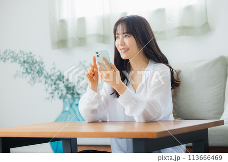 スマホを見る女性 スマホを見る女性 113666469