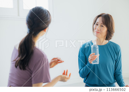 ヨガスタジオでヨガをする女性 113666502