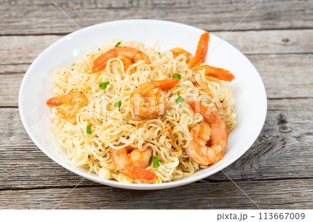 Instant noodle with shrimps and onion 113667009