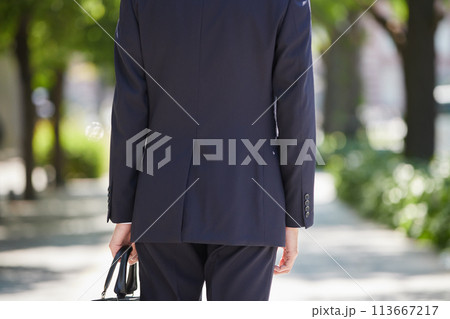 ビジネスイメージ　スーツ姿の若い男性の後ろ姿 113667217