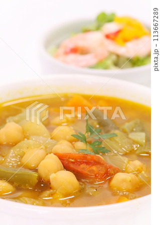 ネパール風　豆カレー　スープカレー　明るい背景 113667289