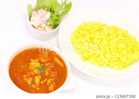 ネパール風チキンカレー スープカレー 黄色いライス 明るい背景 ネパール風チキンカレー スープカレー 黄色いライス 明るい背景 113667380