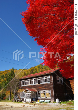 野麦学舎の秋景色　高山市高根町 113667551