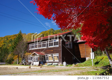 野麦学舎の秋景色　高山市高根町 113667552