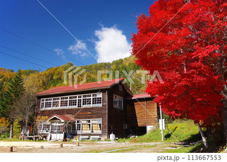 野麦学舎の秋景色　高山市高根町 113667553