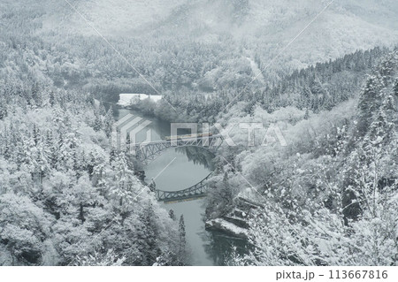 雪の只見川を走る只見線 雪の只見川を走る只見線 113667816
