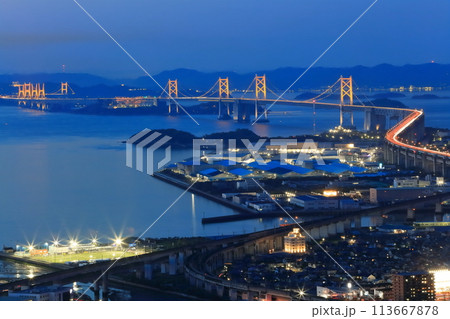 【香川県】夜の青ノ山展望台から見た瀬戸大橋とその町並み（ライトアップされた瀬戸大橋） 113667878