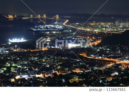 【香川県】夜の青ノ山展望台から見た瀬戸大橋とその町並み(ライトアップされた瀬戸大橋) 【香川県】夜の青ノ山展望台から見た瀬戸大橋とその町並み(ライトアップされた瀬戸大橋) 113667881