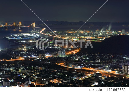 【香川県】夜の青ノ山展望台から見た瀬戸大橋とその町並み(ライトアップされた瀬戸大橋) 【香川県】夜の青ノ山展望台から見た瀬戸大橋とその町並み(ライトアップされた瀬戸大橋) 113667882