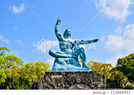 長崎市の風景　平和祈念像 113668431