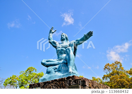 長崎市の風景　平和祈念像 113668432