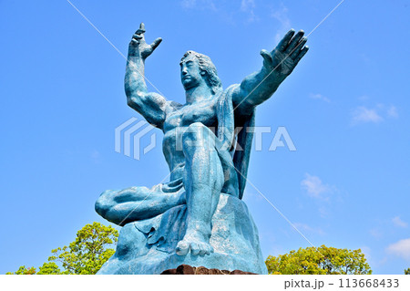 長崎市の風景　平和祈念像 113668433
