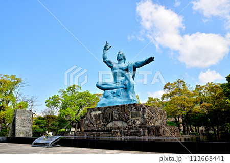長崎市の風景　平和祈念像 113668441