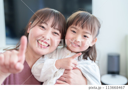 スマートフォンで自撮りをする親子　女の子とお母さん 113668467