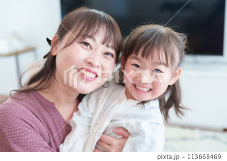 スマートフォンで自撮りをする親子 女の子とお母さん スマートフォンで自撮りをする親子 女の子とお母さん 113668469