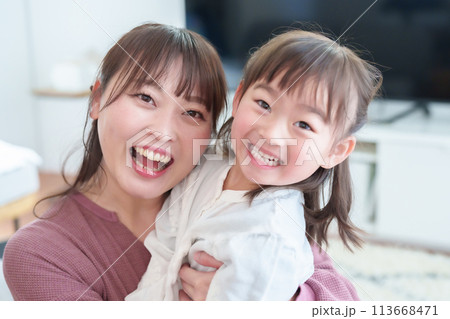 スマートフォンで自撮りをする親子 女の子とお母さん スマートフォンで自撮りをする親子 女の子とお母さん 113668471