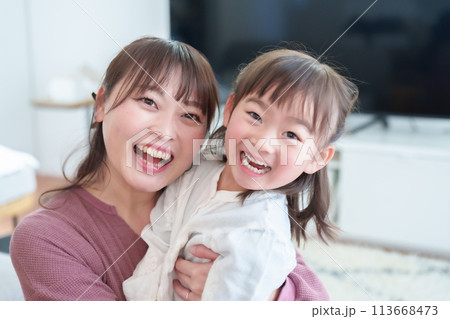 スマートフォンで自撮りをする親子　女の子とお母さん 113668473