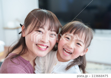 スマートフォンで自撮りをする親子　女の子とお母さん 113668475