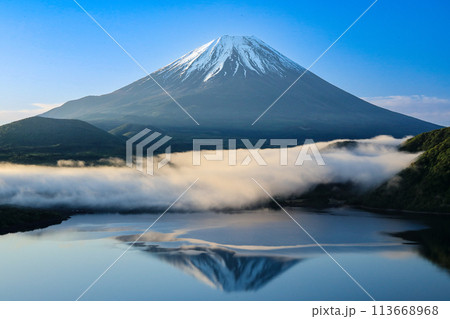 本栖湖の逆さ富士 山梨県の写真素材 [113668968] - PIXTA